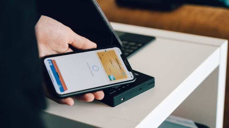 Comment ajouter ou supprimer une carte de l&rsquo;Apple Wallet ?