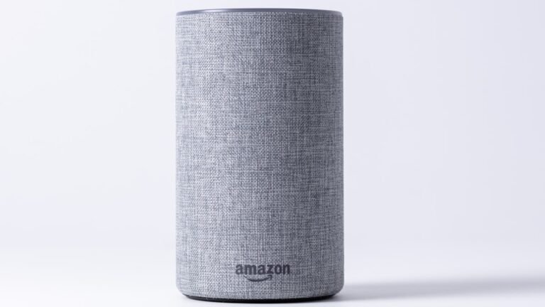 Alexa+ disponible en France : Amazon lance son assistant IA pour défier ChatGPT et Gemini